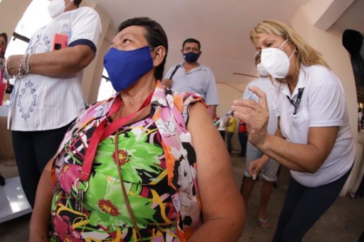 Médicos instan a inmunizarse contra el covid ante evidencia de que vacunas facilitan una evolución favorable