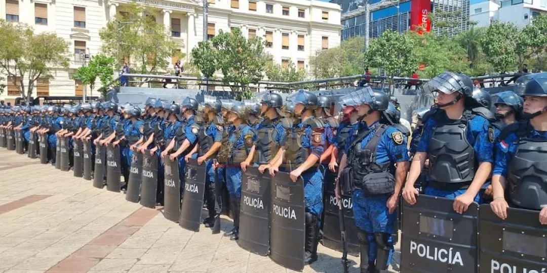 Policía despliega operativo en Asunción para cubrir la movilización de jóvenes