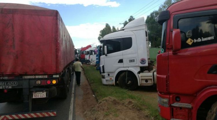 Sector de camioneros levantó paro, pero otro mantiene medida en pie para mañana