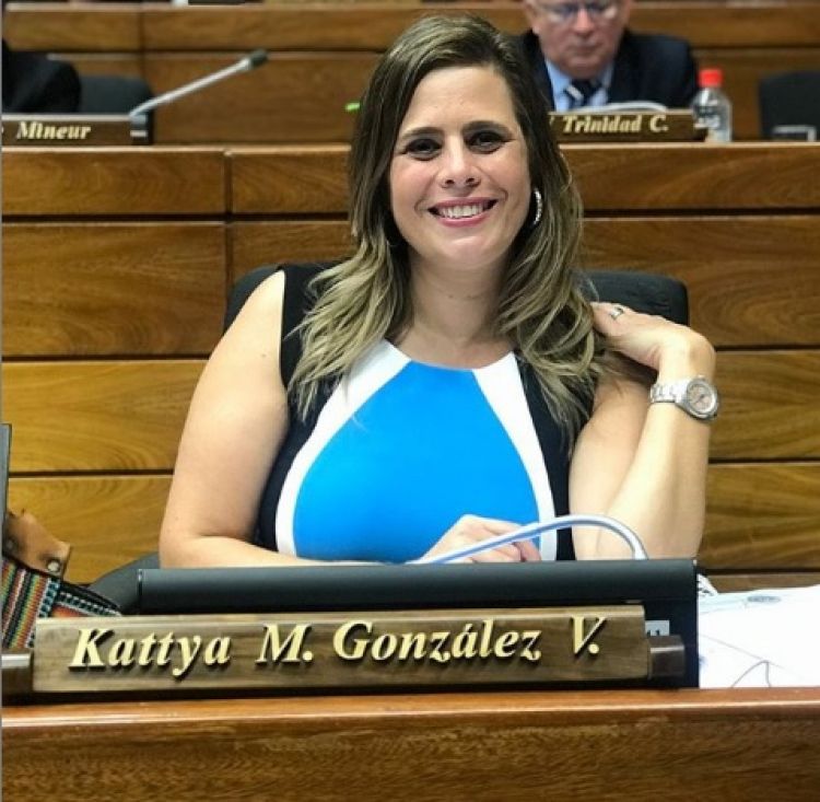 Kattya exige al presidente no dejar impunes a corruptos de Salud Pública