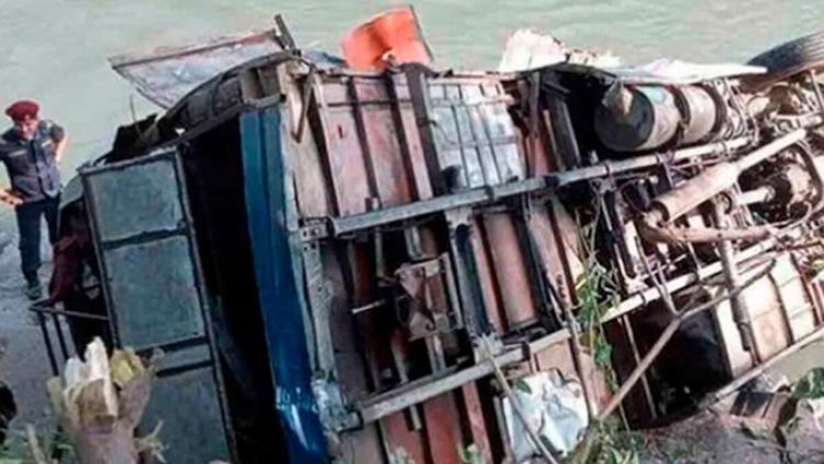 Bus se salió de la carretera y cayó a un río en Nepal: hay más de 10 muertos