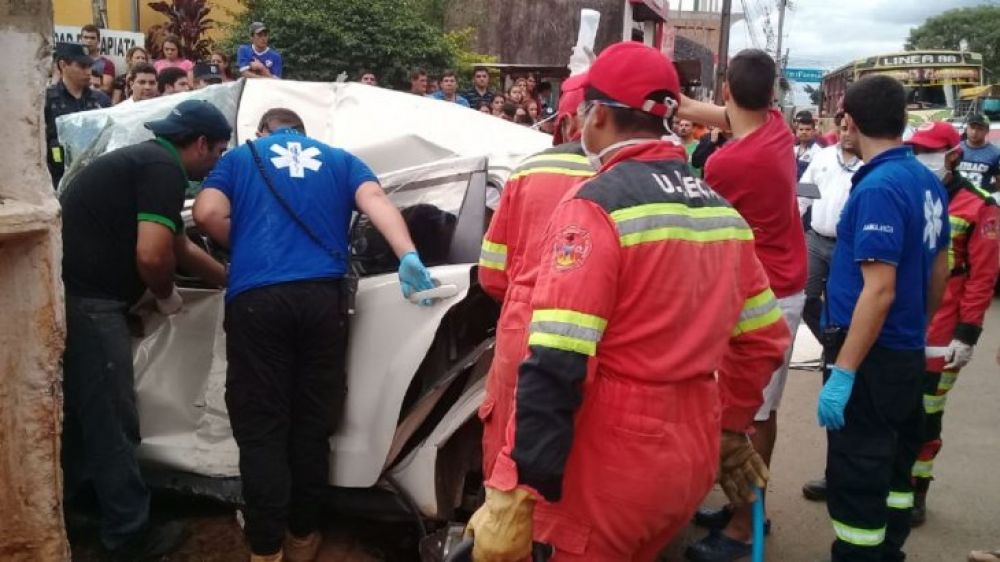 Dos fallecidos tras choque entre un colectivo y un automóvil en Capiatá