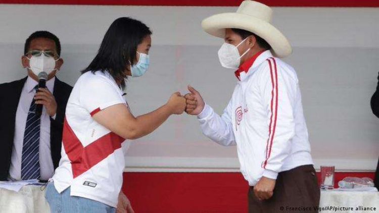 Keiko y Castillo firman compromiso democrático tras pedido de las iglesias en Perú