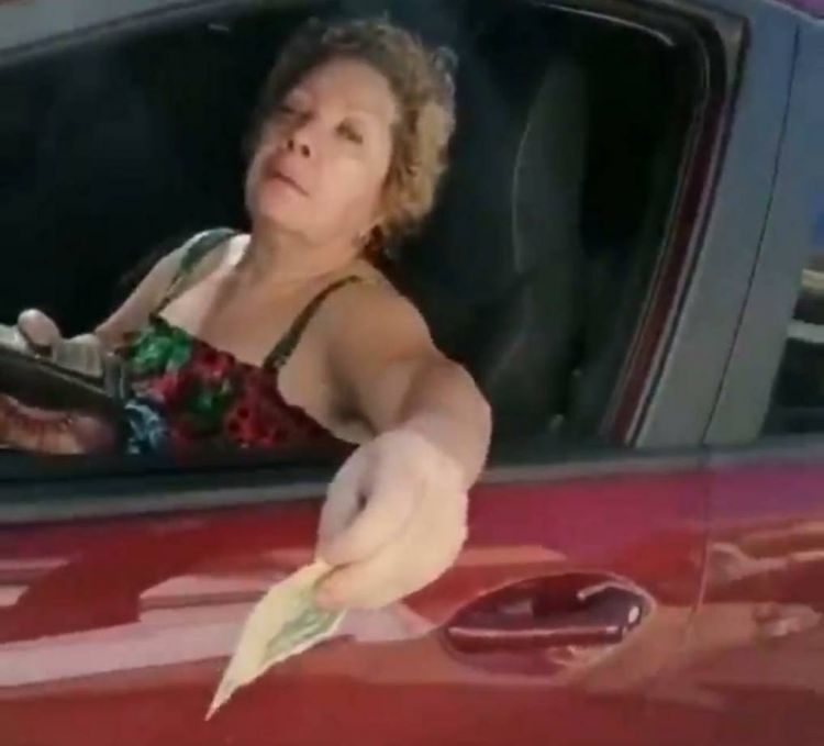 Conductora en aparente estado etílico embistió contra 2 vehículos