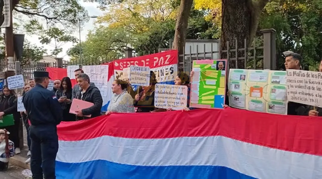Víctimas de la “mafia de los pagarés” instalan carpa frente a la Corte y claman por justicia