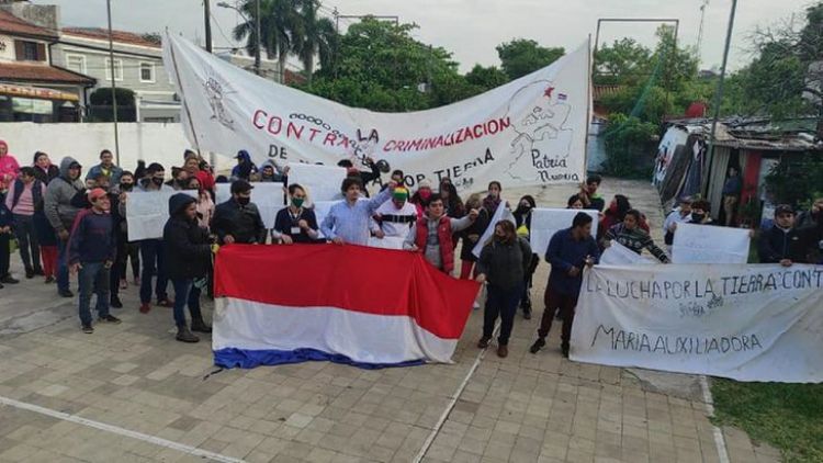 Ciudadanos toman seccional colorada que invade espacio público