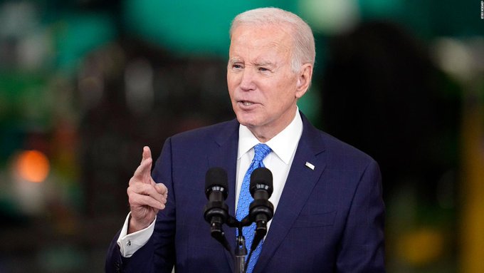 Encuesta dice que el 57% de los estadounidenses desaprueba la gestión de Biden como presidente