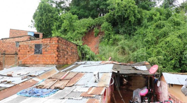 Derrumbe de vivienda mata a tres personas en la Chacarita
