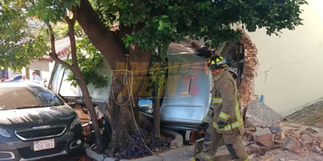 Camioneta termina incrustada en un local tras aparatoso choque en Asunción