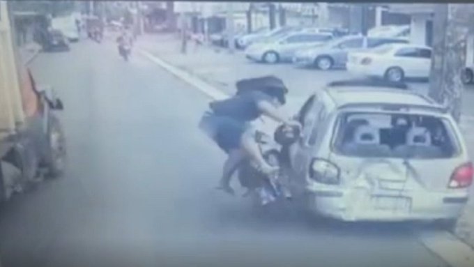 Motociclista muere arrollado en cuádruple accidente