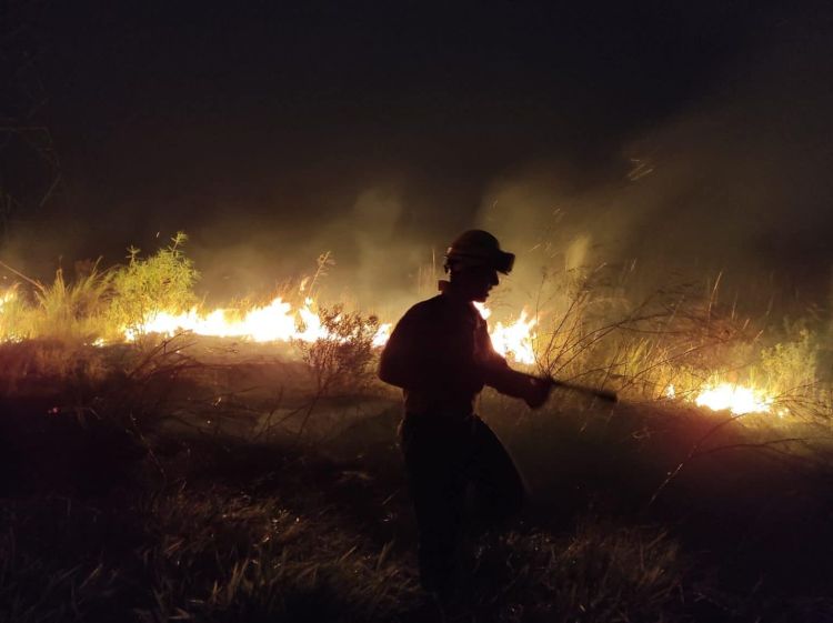 Controlan incendio en Ayolas, pero bomberos están expectantes ante reactivación de las llamas