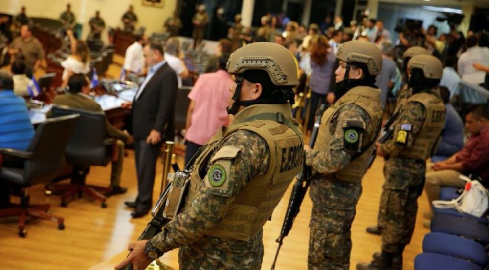 Presidente salvadoreño irrumpe con militares en el Congreso y abre crisis interna