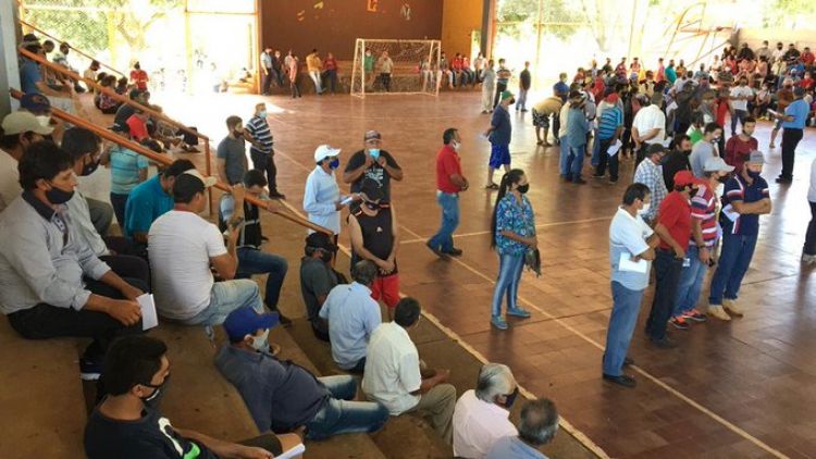 Pescadores de Itapúa y Misiones reciben bonos y kits de alimentos