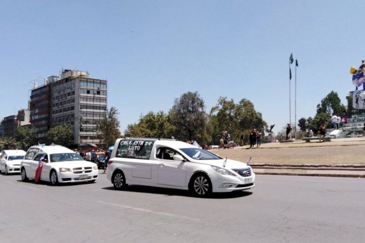 Fila de vehículos fúnebres en hospital de Perú para retirar cuerpos de muertos por Covid-19