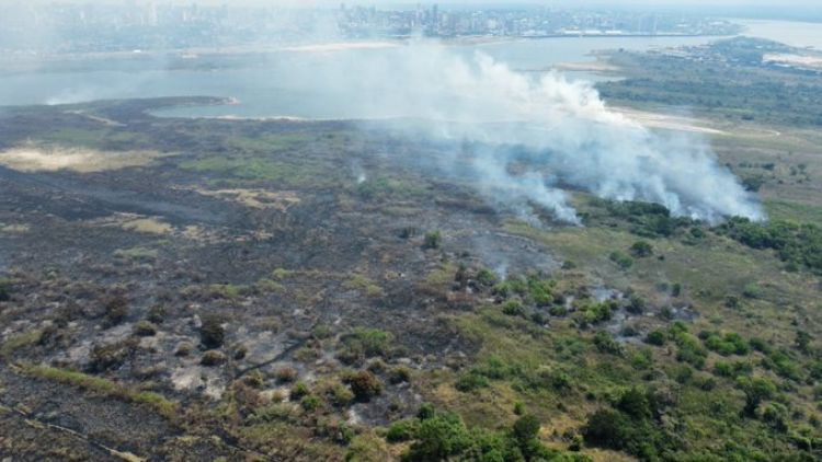 Bomberos tuvieron que trabajar hasta la madrugada para sofocar incendios en la Costanera