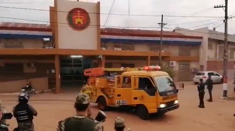 Internos de Tacumbú se amotinan e intervienen policías y bomberos