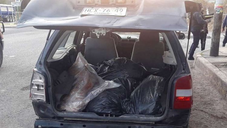Encuentran 6 cabezas sobre un vehículo junto a un cartel de advertencia en el estado mexicano de Guerrero