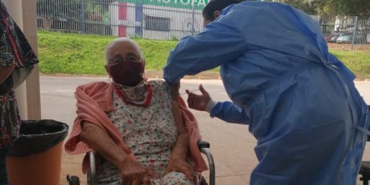 IPS inició vacunaciones anti Covid a personas mayores de 85 años