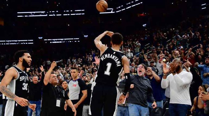 La NBA multa a Wembanyama con 25.000 dólares por lanzar el balón a la grada