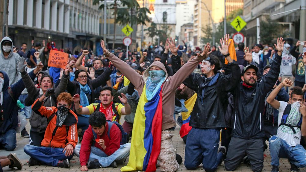 Choques entre manifestantes y la Policía en el sexto día de protestas en Colombia