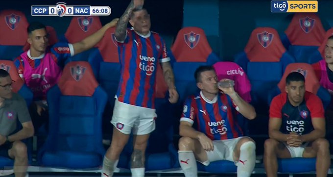 El disgusto de Iturbe con Manolo Jiménez por el cambio ante Nacional