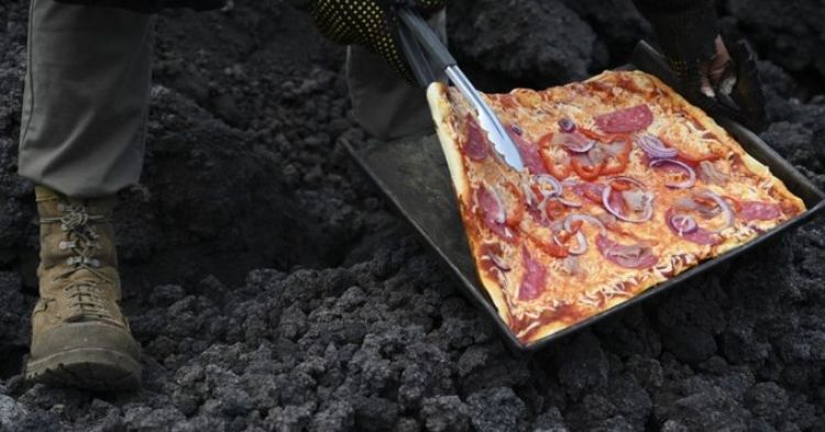 Hornean una pizza en la lava expulsada por el furioso volcán Pacaya