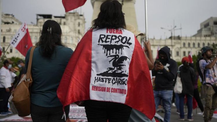Repsol promete extraer todo el crudo de la costa de Perú para marzo