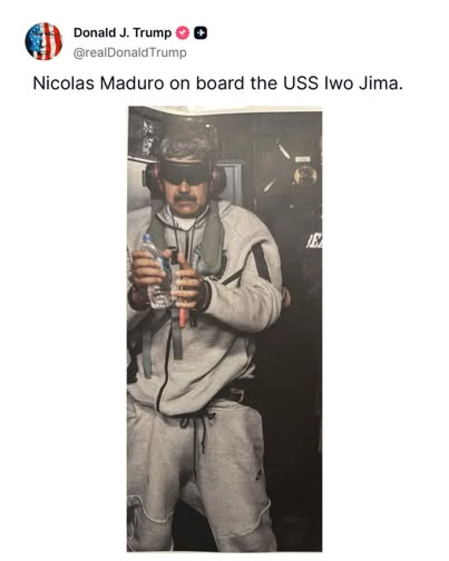 Con gafas oscuras, esposado y con una botella con agua, así se ve a Maduro en su primera foto capturado