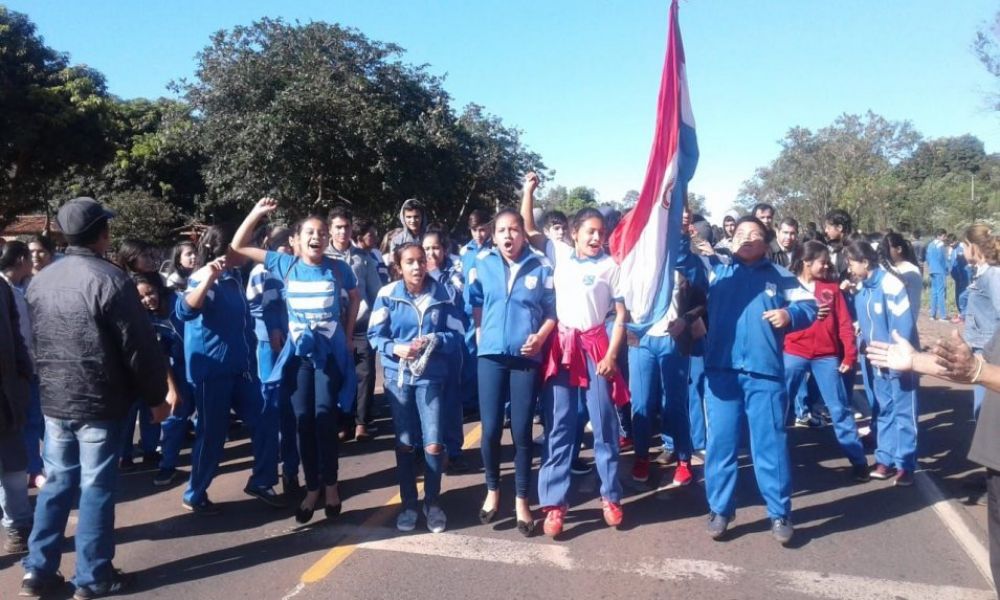 Estudiantes de Santaní cierran ruta para exigir rubros docentes