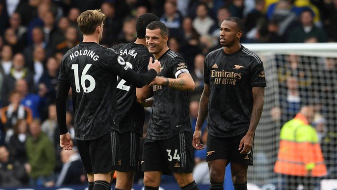 Arsenal mantiene el liderato en un duelo eterno