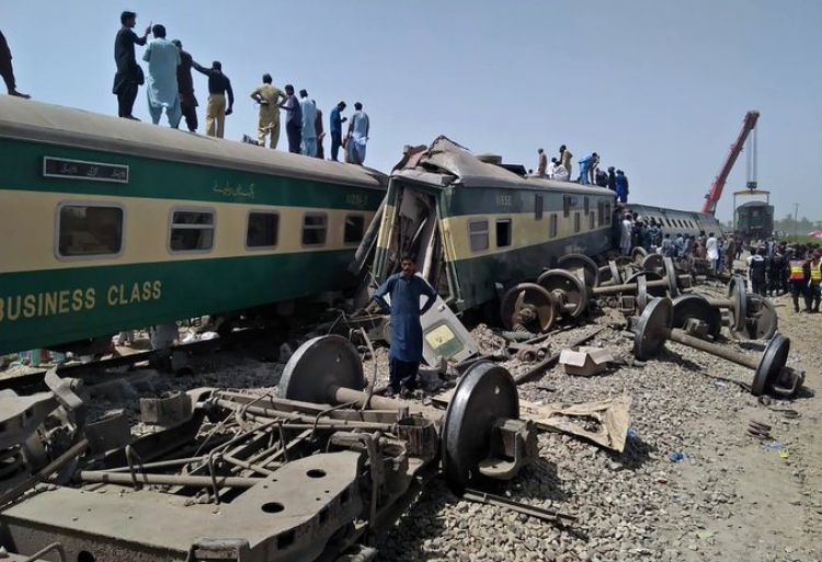 Chocaron dos trenes con mil personas a bordo en Pakistán: al menos 38 muertos
