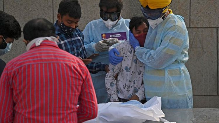 Por primera vez en semanas, India registra menos de 300.000 casos en un día