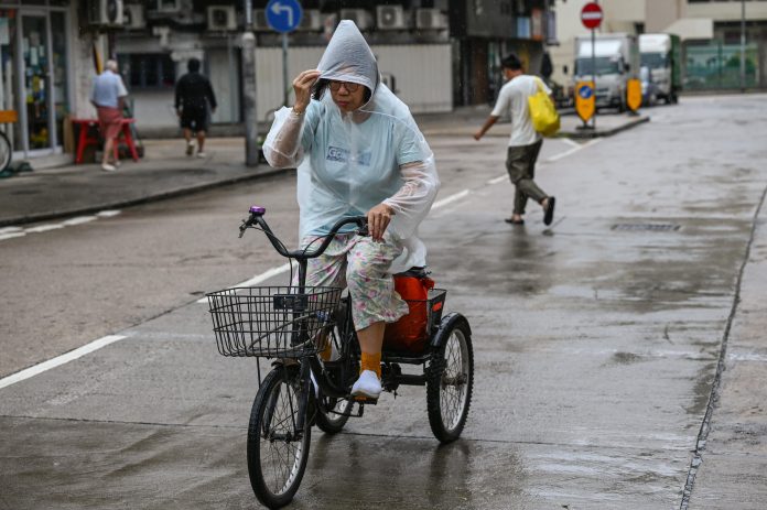 El supertifón Saola amenaza el sur de China y paraliza grandes ciudades