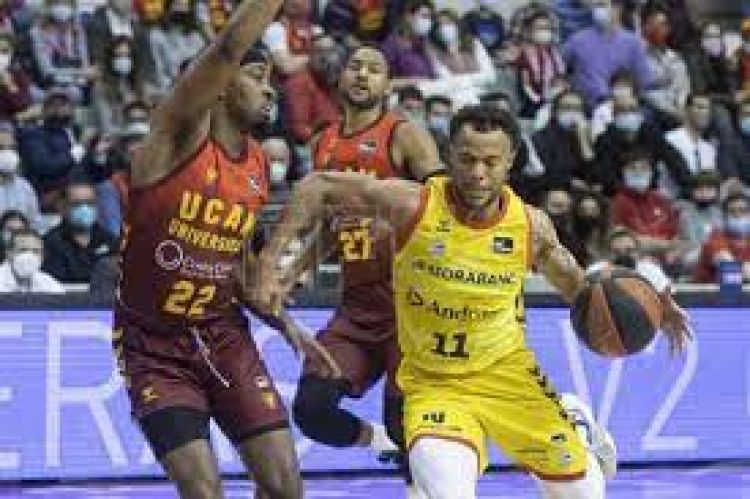 Un enérgico UCAM CB apabulla al MoraBanc desde el salto inicial