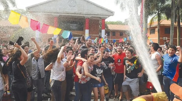 Manifestación de universitarios repudia “golpe legal” a Kattya y pedirá ley anti nepotismo
