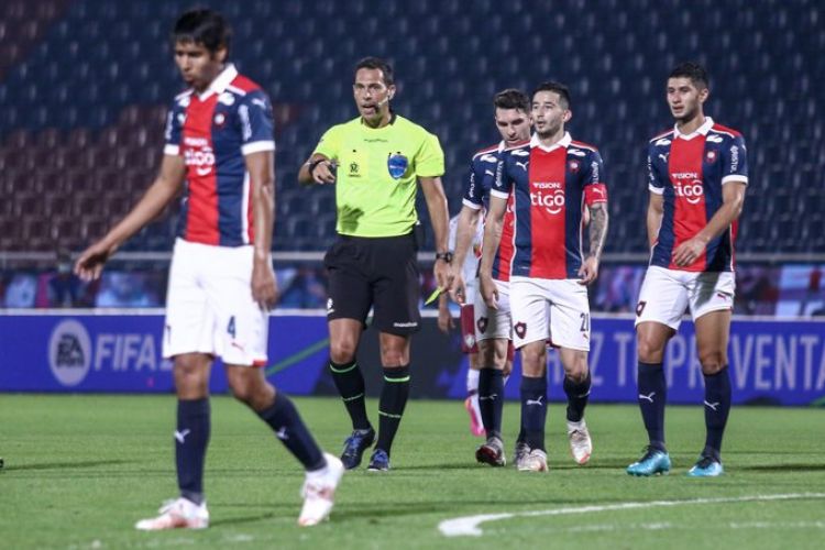 Perjudicado por el arbitraje, Cerro queda un pie afuera de la Libertadores