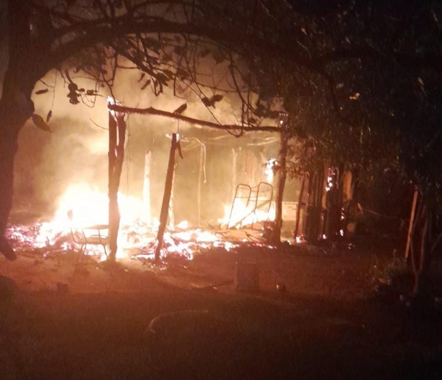 Yby Ya’u: Queman viviendas e hieren a un menor con machete