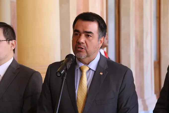 Ministro de Hacienda renuncia días antes del traspaso de mando