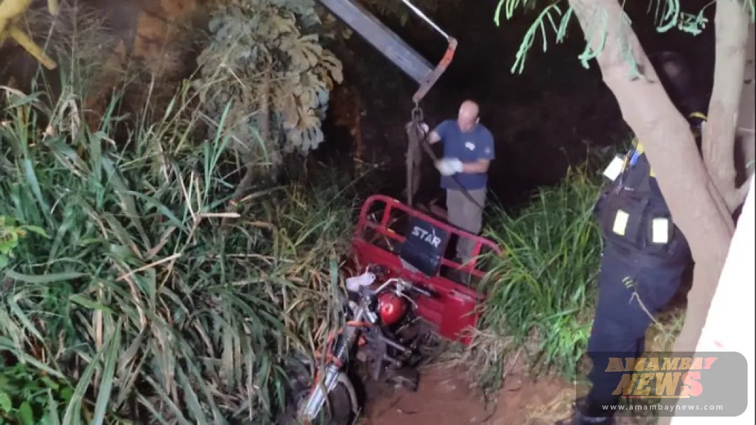 Niño muere al caer motocarro a un arroyo