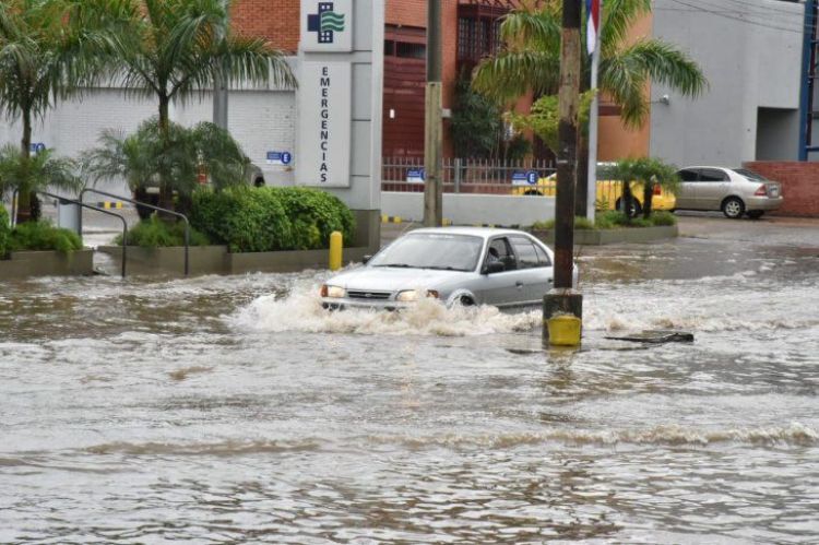 Calles inundadas tras lluvias: Asuncin solo posee 23% de cobertura de desage pluvial