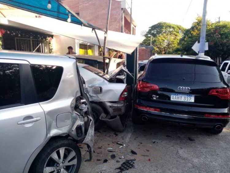 Conductor de lujosa camioneta mata a una mujer y se da a la fuga en Asunción