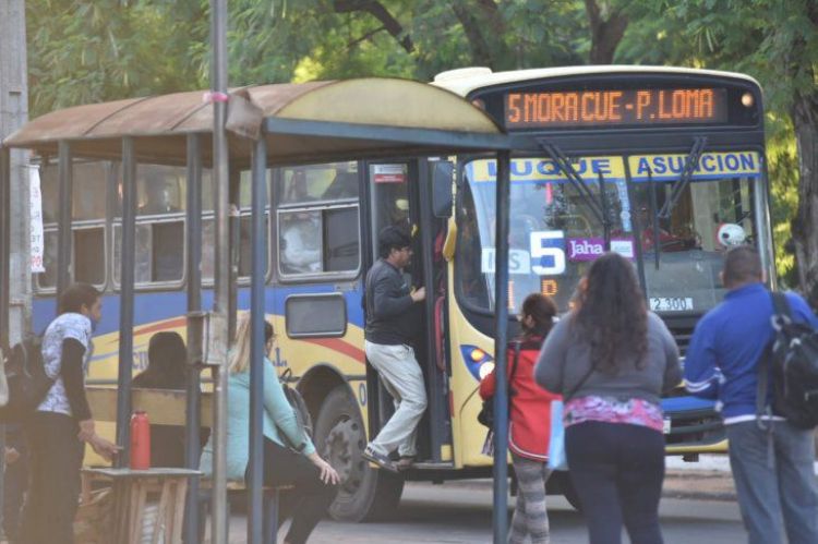 Transportistas se retiran de mesa técnica y Gobierno reafirma que no subirá el pasaje