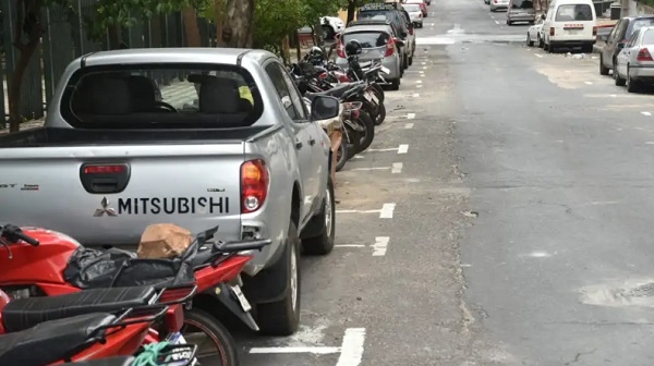 Demarcación de estacionamiento tarifado genera confusión en conductores