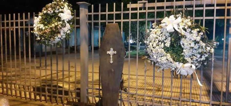 Con un atad, piden "muerte a la corrupcin" a travs de sentencia ejemplar para OGD