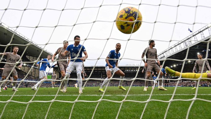 Everton anula a balón parado la victoria del Tottenham