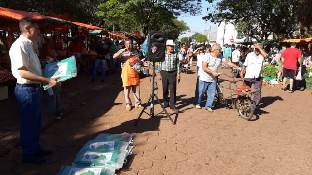 Gobernador Ronald Acevedo compartió los 26 años de la Feria Libre en PJC