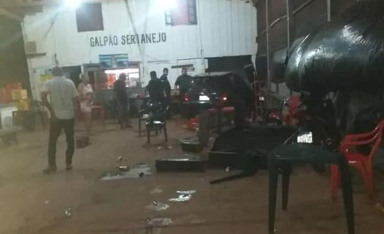 Imputan y ordenan la captura del conductor que atropelló un local de comidas en Santa Rita