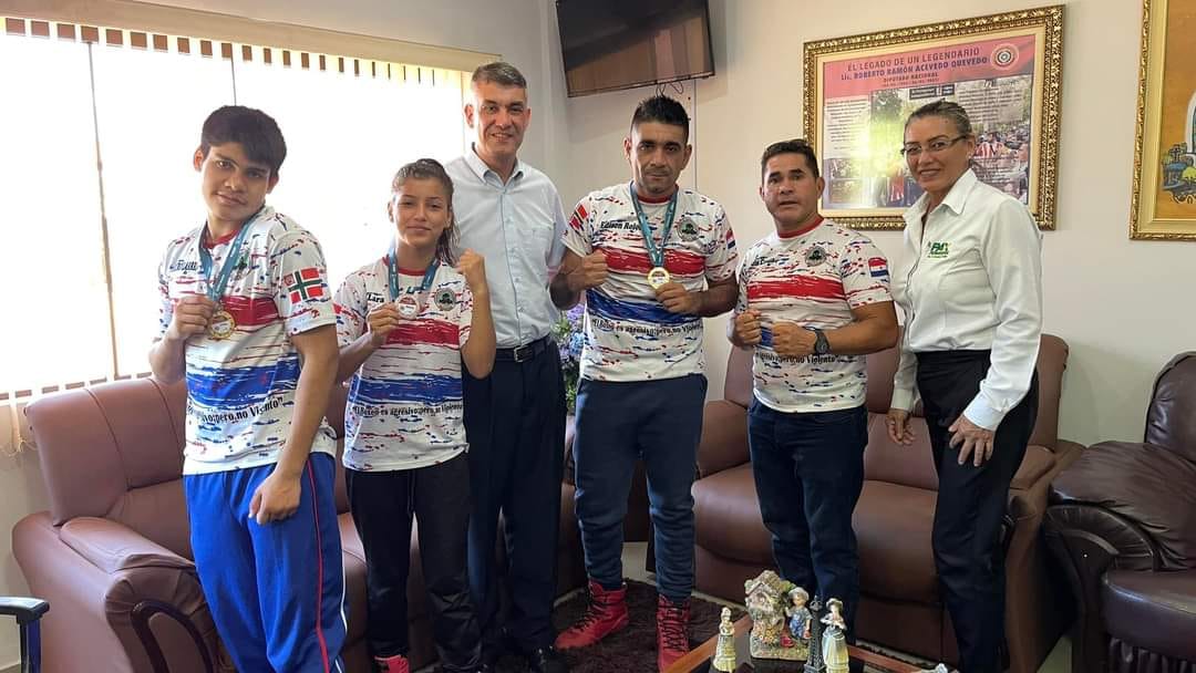 Pugilistas de la Escuela Municipal de Boxeo visitaron al intendente Ronald Acevedo