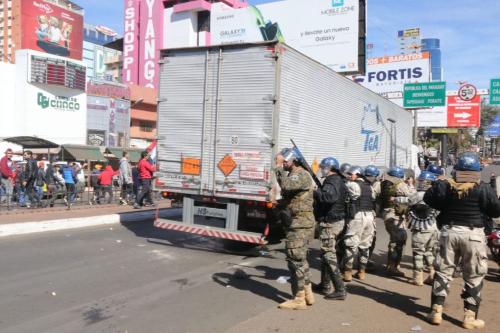 Policías reprimen a manifestantes pro juicio político en Ciudad del Este