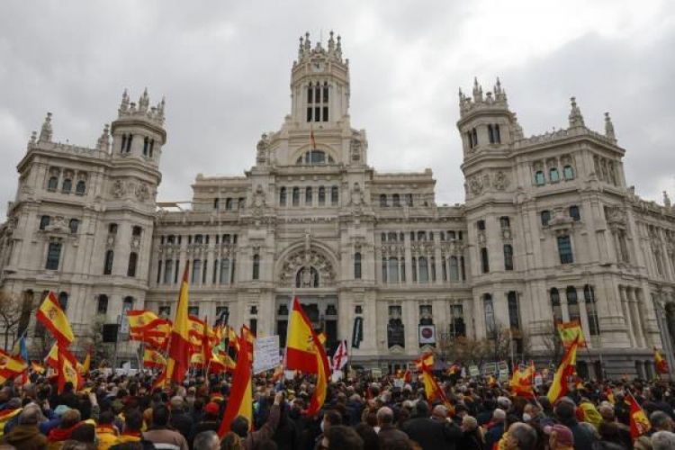 Dos mil quinientas personas piden en Madrid la "dimisión" del Gobierno